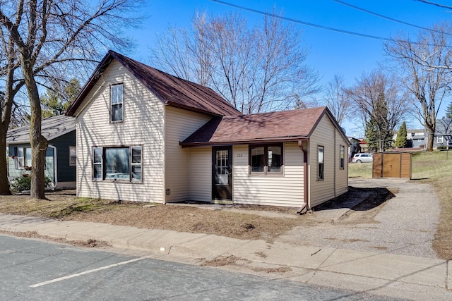traditional-style house featuring a shingled roof