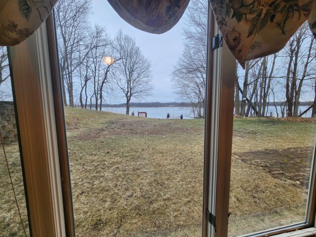 view of yard featuring a water view