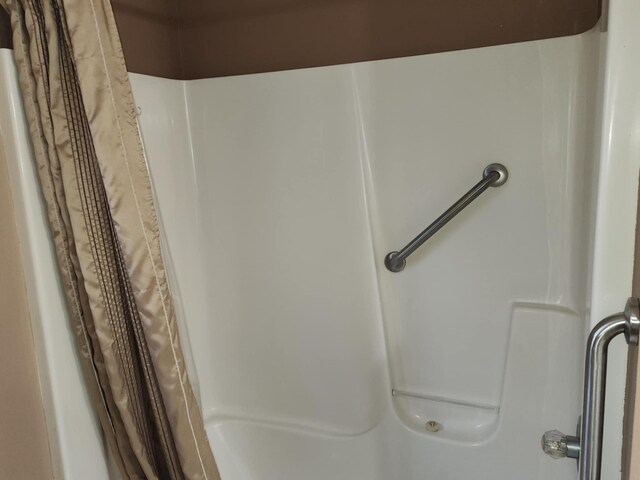 full bathroom featuring a shower with shower curtain