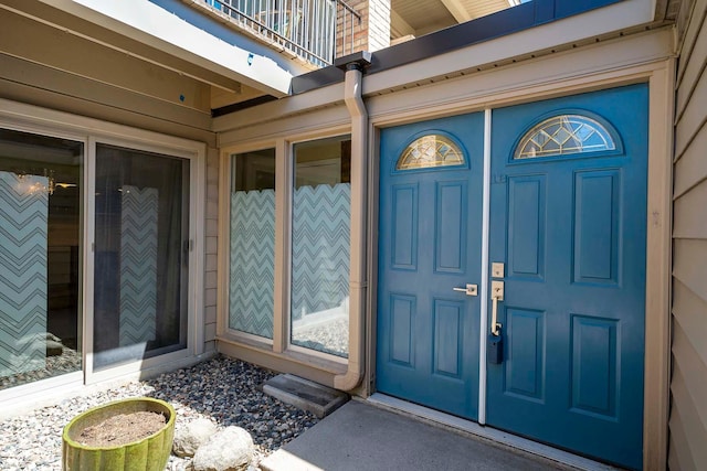 entrance to property featuring a balcony