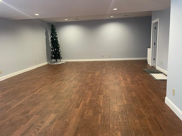 basement with dark wood-style flooring, recessed lighting, and baseboards