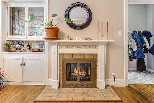 1976 Iglehart Ave, Saint Paul, MN 55104 - detailed view of wood finished floors, a fireplace, baseboards, and a sink
