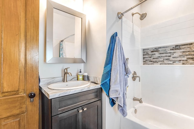 1976 Iglehart Ave, Saint Paul, MN 55104 - full bath with shower / bath combo with shower curtain and vanity