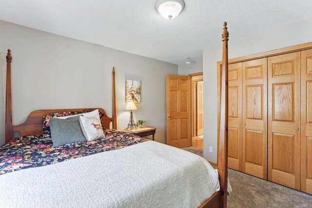 carpeted bedroom featuring a closet and a textured ceiling