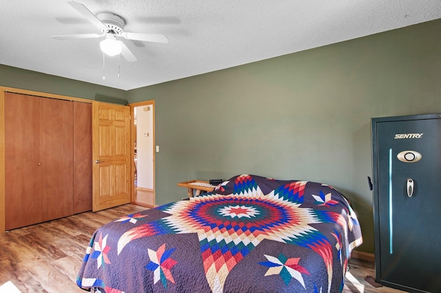 7830 Country Ln, Lino Lakes, MN 55014 - bedroom featuring wood finished floors, a ceiling fan, and a closet
