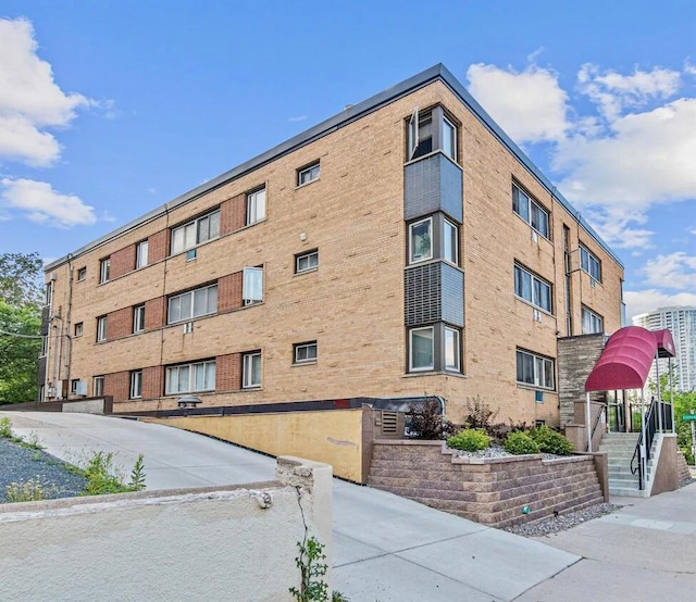 view of apartment building / complex