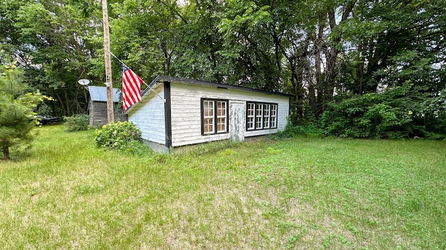 view of outdoor structure featuring an outbuilding