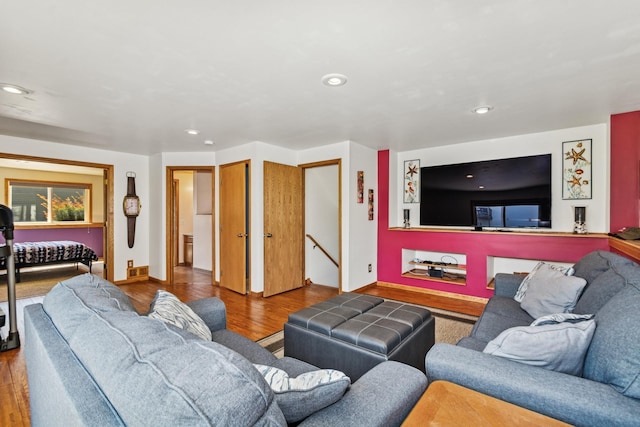 402 13th Ave NE, Buffalo, MN 55313 - living area featuring wood finished floors, recessed lighting, and baseboards