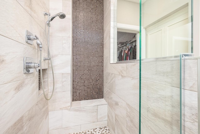 full bathroom featuring tiled shower