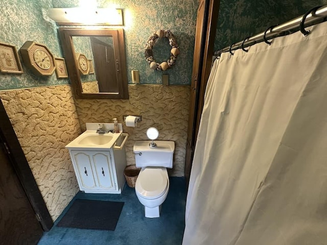 full bathroom with vanity, toilet, a shower with shower curtain, and wallpapered walls