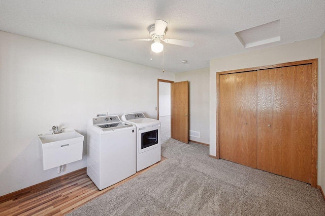 laundry area with visible vents, a ceiling fan, laundry area, separate washer and dryer, and a sink