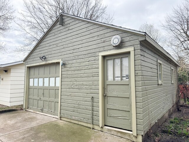 view of detached garage