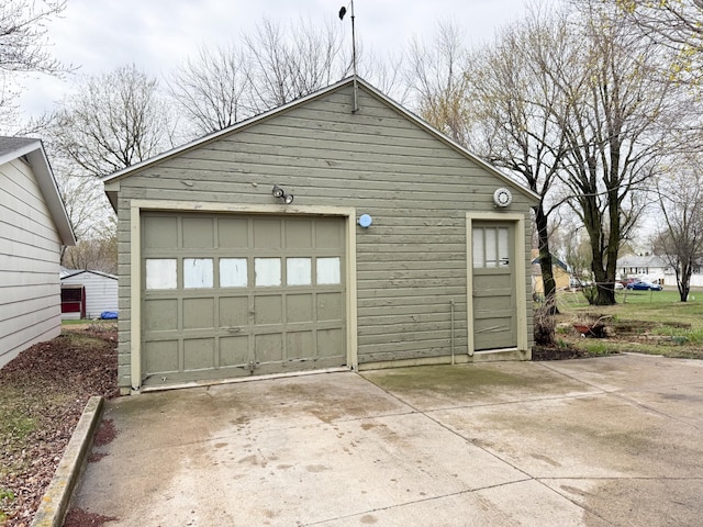 detached garage featuring concrete driveway
