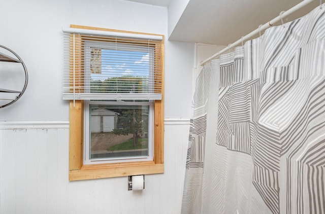 5870 Lynwood Blvd, Mound, MN 55364 - full bath with wainscoting and curtained shower