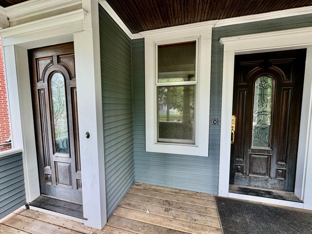 property entrance featuring covered porch