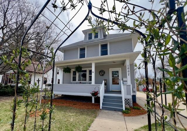 traditional style home featuring a porch