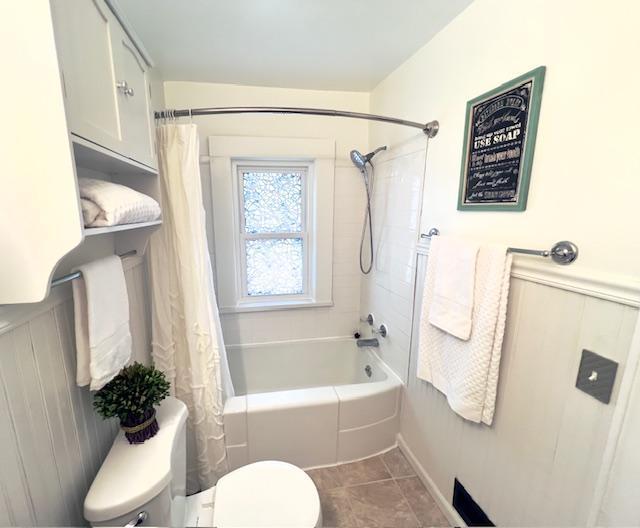 full bath featuring shower / bath combo with shower curtain and toilet