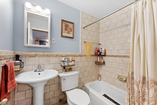 2112 Garfield Ave Unit 6, Minneapolis, MN 55405 - full bathroom with toilet and shower / tub combo with curtain