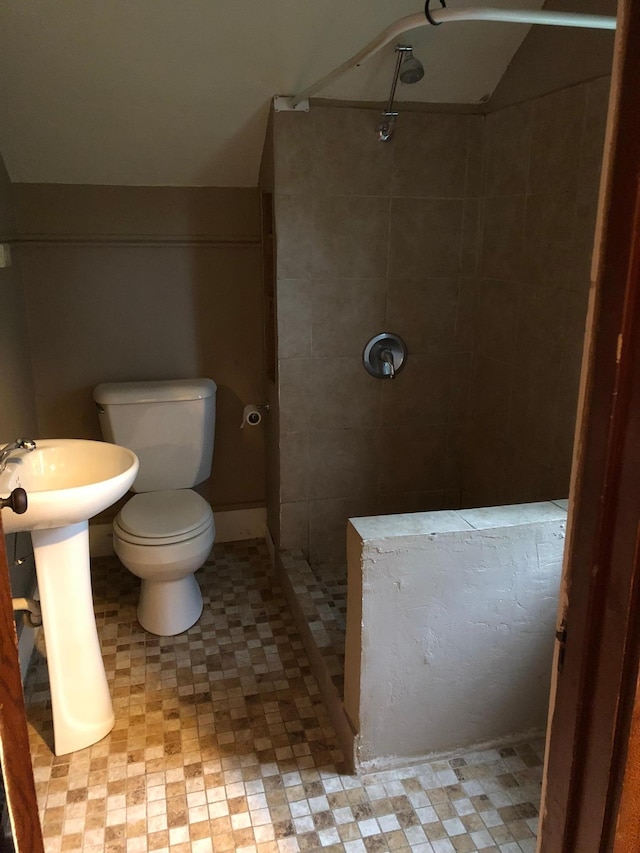 full bathroom featuring toilet and tiled shower