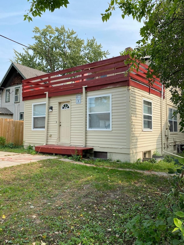 view of front facade featuring a front yard and fence