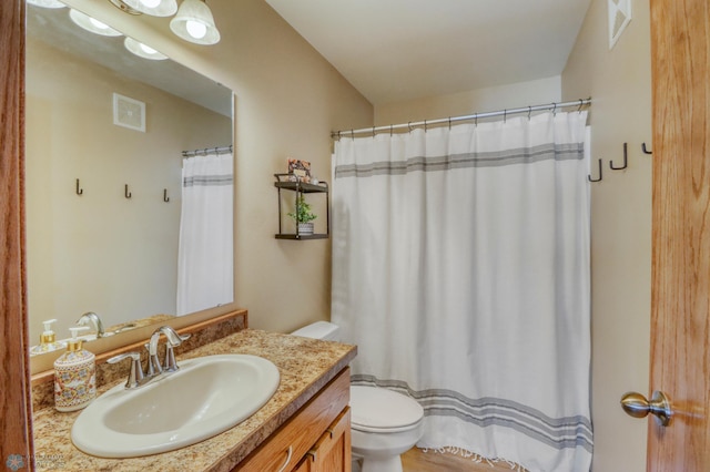 full bath with vanity, a shower with curtain, toilet, and visible vents
