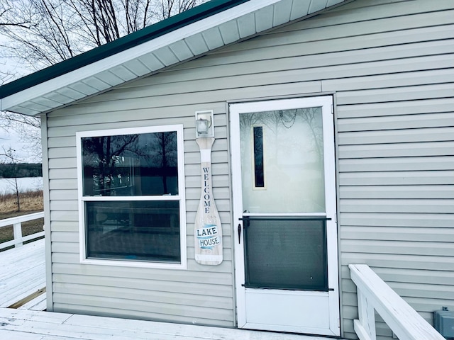 property entrance with a deck