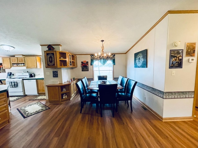 dining space with baseboards, dark wood-style floors, visible vents, a notable chandelier, and crown molding