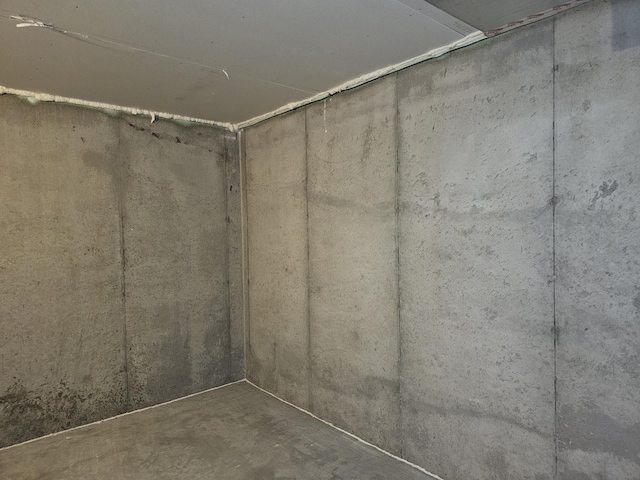 17121 61st St NE, Otsego, MN 55330 - room details featuring concrete flooring