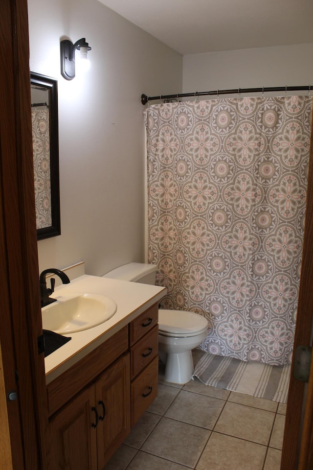 full bathroom featuring tile patterned flooring, a shower with shower curtain, toilet, and vanity