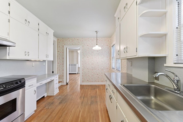 4606 Drexel Ave, Edina, MN 55424 - kitchen with wallpapered walls, a sink, open shelves, stainless steel electric range oven, and baseboards
