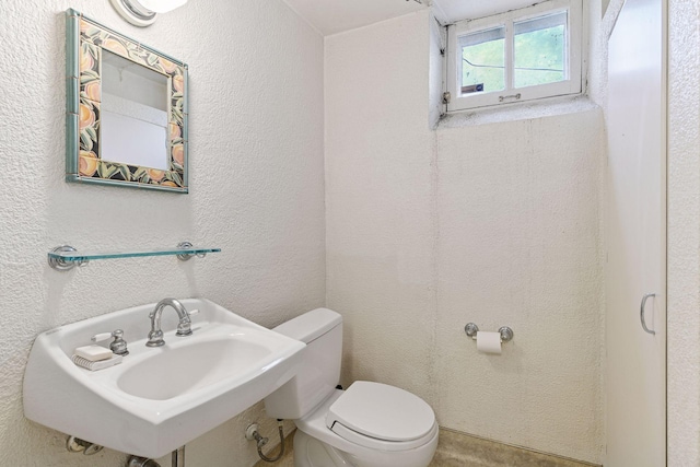 4606 Drexel Ave, Edina, MN 55424 - bathroom with toilet, a sink, and a textured wall