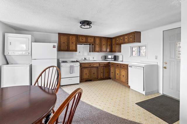 516 Park Island Rd Unit 1, Center City, MN 55012 - kitchen with a sink, white appliances, light countertops, stacked washer / dryer, and light floors