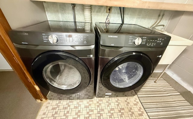 715 Crest Ln, Ellsworth, WI 54011 - laundry room featuring washing machine and dryer