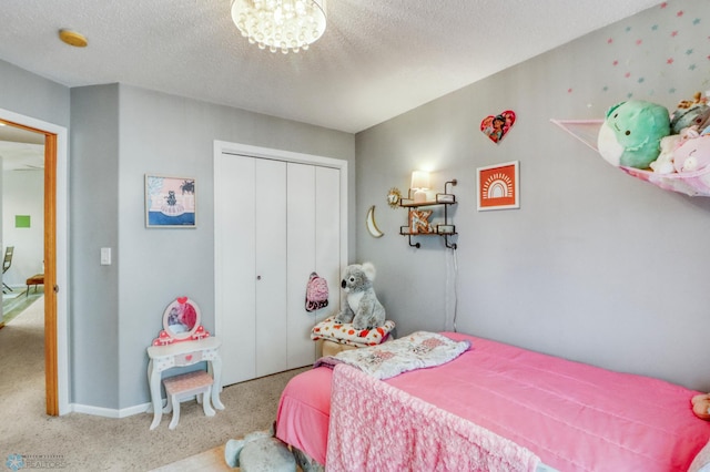 bedroom featuring carpet, a closet, and a textured ceiling