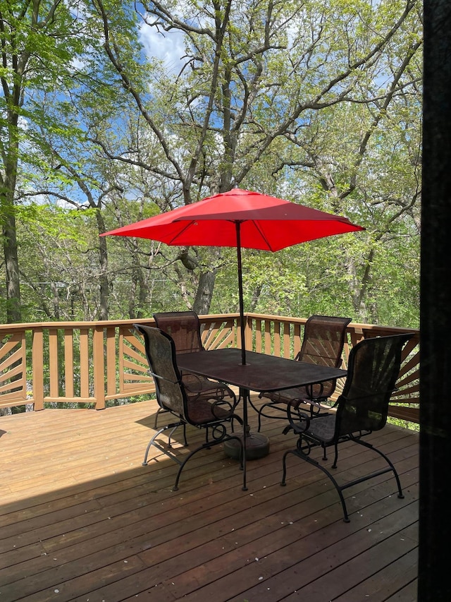 deck featuring outdoor dining space