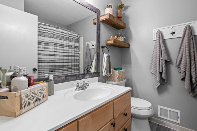 bathroom with wood finished floors, a shower with shower curtain, toilet, vanity, and visible vents