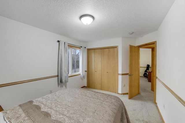 562 Hillside Dr, Prescott, WI 54021 - bedroom with light carpet, a textured ceiling, and a closet