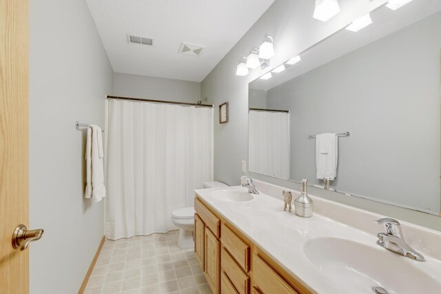 562 Hillside Dr, Prescott, WI 54021 - full bath featuring toilet, double vanity, baseboards, and a shower with shower curtain