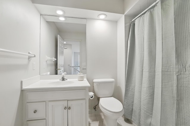 5541 70th St, Edina, MN 55439 - full bathroom with toilet, vanity, a shower with curtain, and recessed lighting