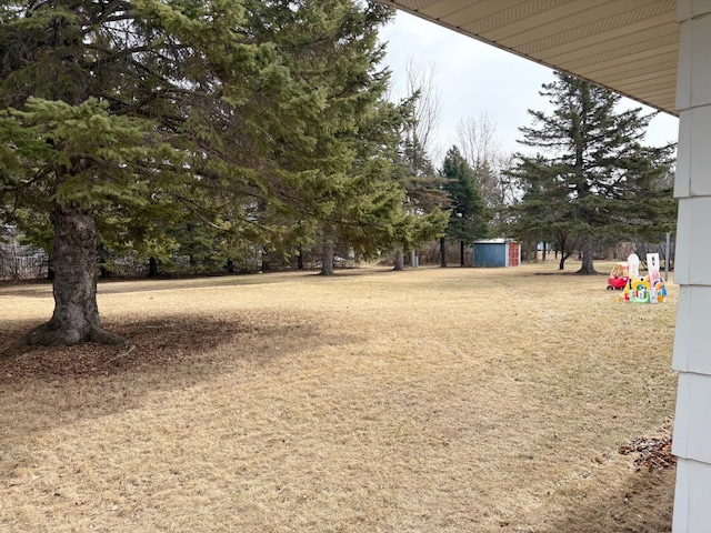 view of yard featuring an outdoor structure and a shed