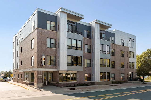 view of apartment building / complex