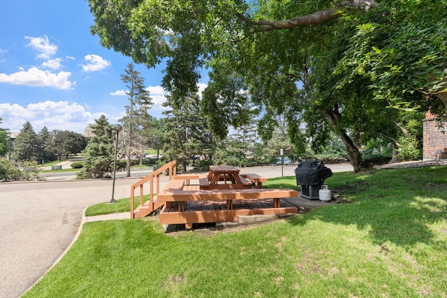 8013 Xerxes Ave S Unit B205, Bloomington, MN 55431 - view of green lawn with view of wooded area