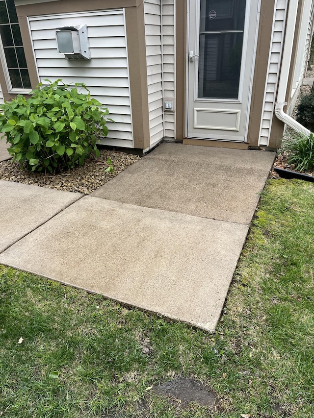 1904 Beebe Rd, Maplewood, MN 55109 - view of property entrance