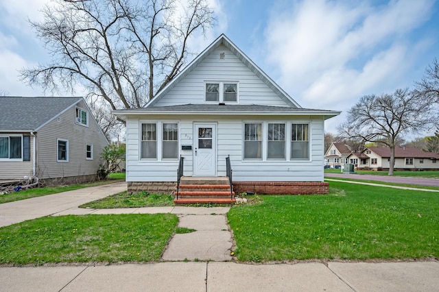 bungalow-style house featuring a front lawn