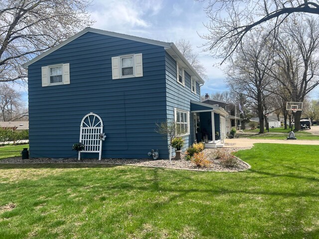 view of side of property featuring a lawn