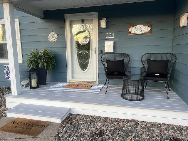 property entrance featuring a porch