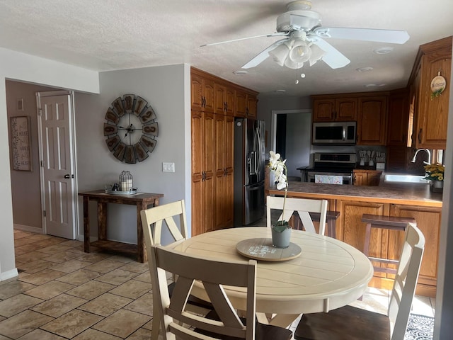 321 Meredith Rd, Albert Lea, MN 56007 - kitchen featuring stainless steel appliances, a sink, a peninsula, ceiling fan, and baseboards