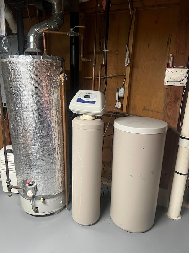 321 Meredith Rd, Albert Lea, MN 56007 - utility room featuring water heater