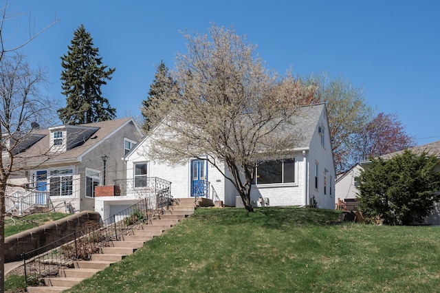 view of front of home featuring a front lawn