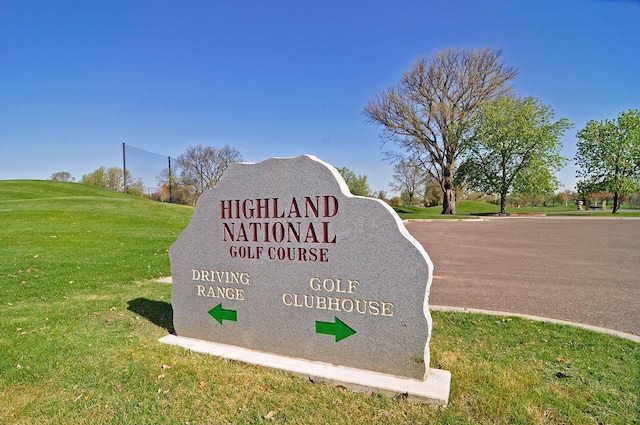 community sign with a yard
